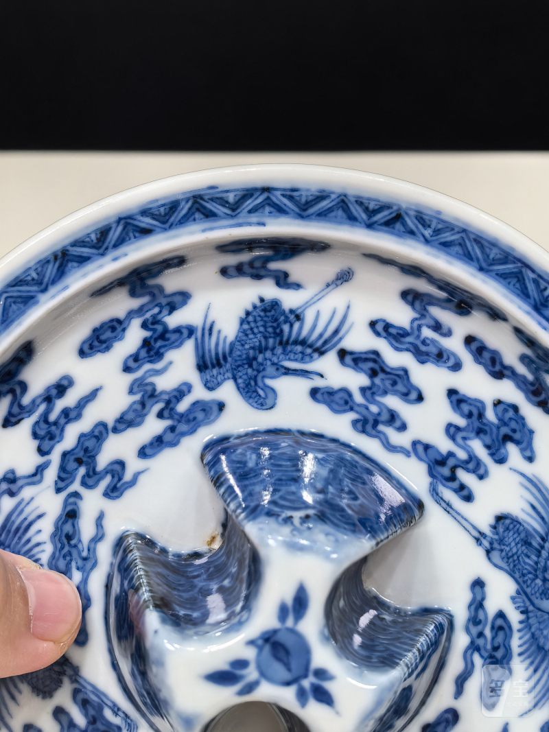 清乾隆 青花云鹤纹爵杯及江山一统爵盘一套 - 图21